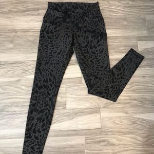 Lululemon wonder under cheetah print size 8